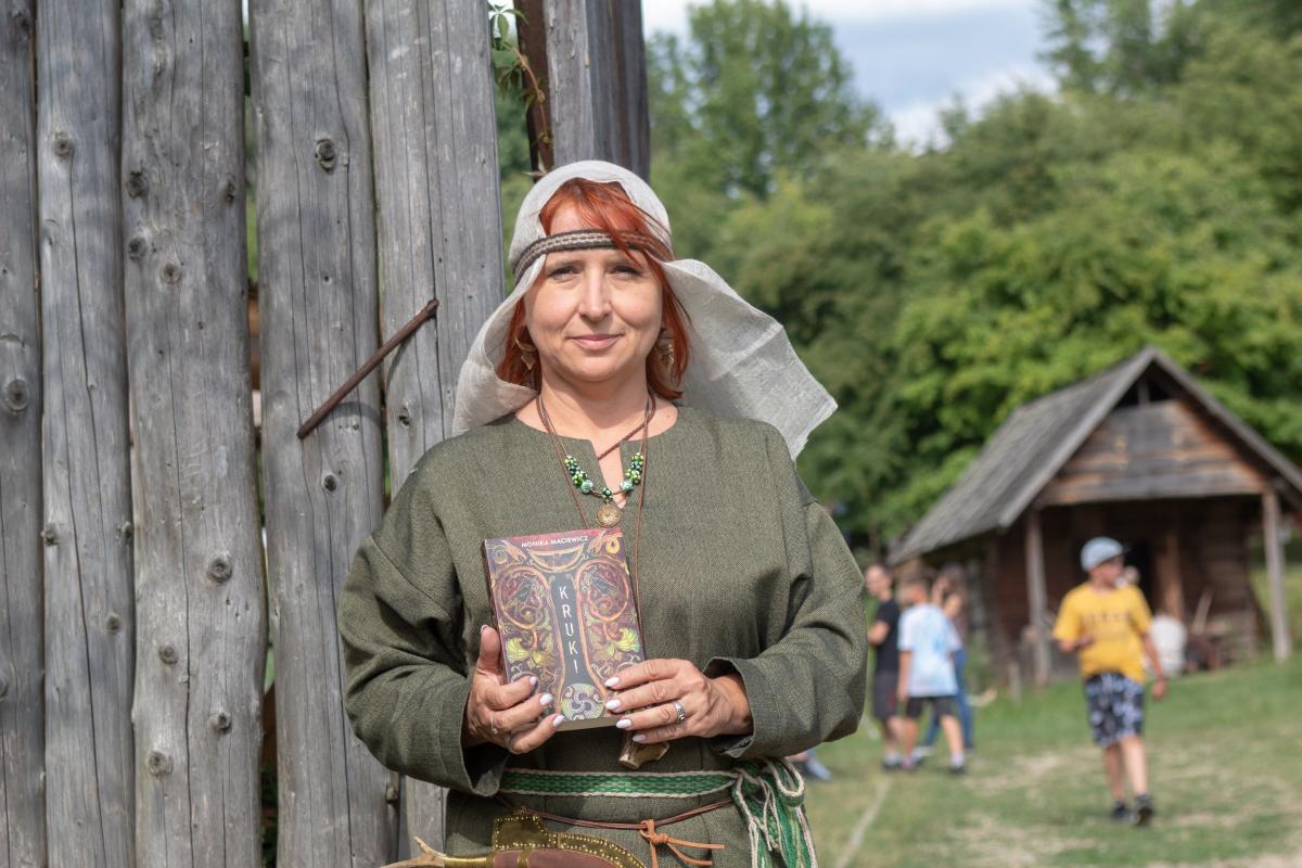 Fani spotkali się z pisarkę Monikę Maciewicz, która zaprezentowała swoją kolejną książkę zatytułowaną „Kruki”. <br/>fot.Grzegorz Gajdzik