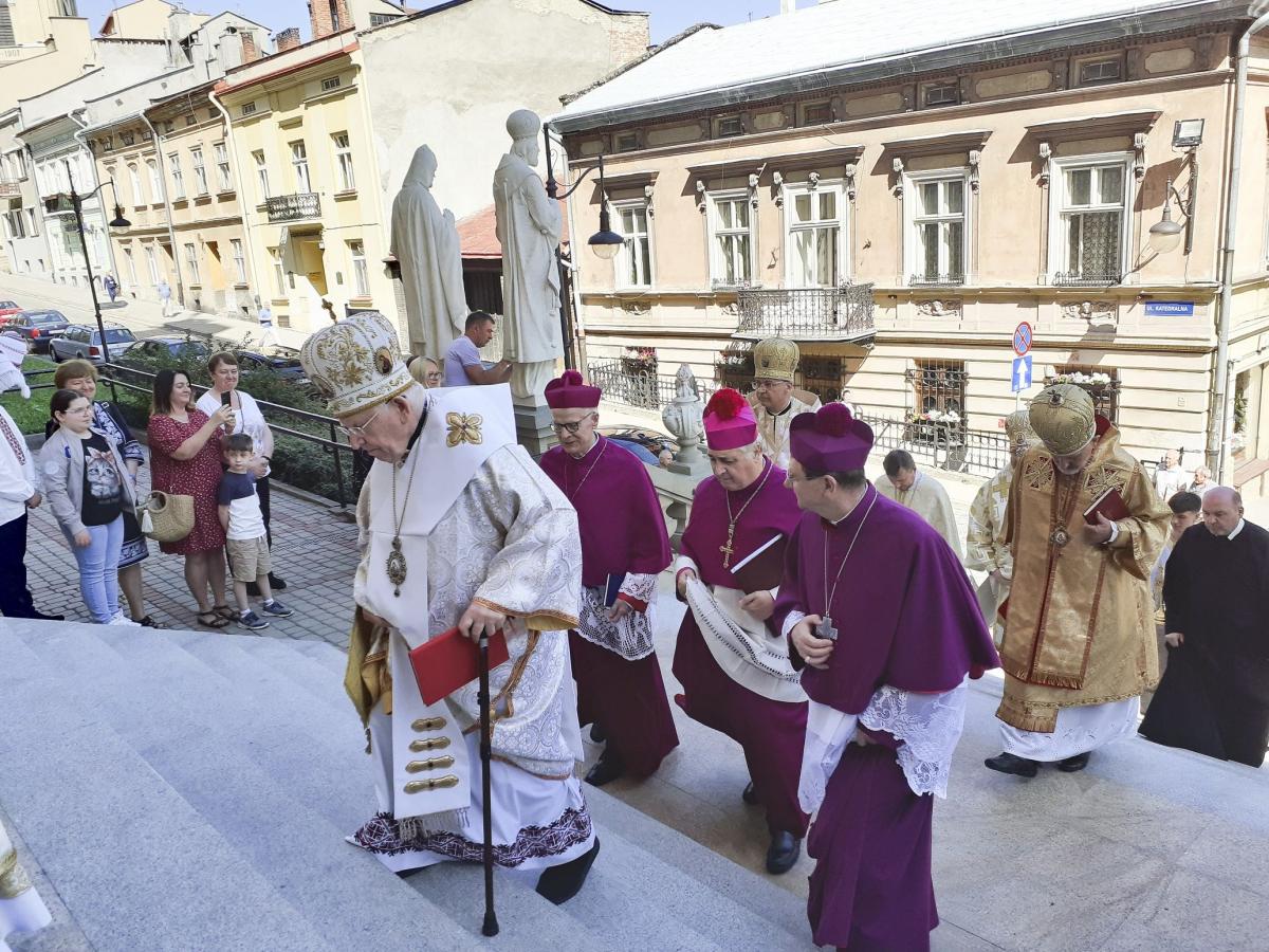 W Mszy św. w archikatedrze greckokatolickiej, oprócz duchownych tego obrządku, wzięli udział biskupi rzymskokatoliccy: nuncjusz apostolski w Polsce abp Salvatore Pennachcio, abp Józef Michalik i bp Krzysztof Chudzio. <br/>fot.Paweł Bugira