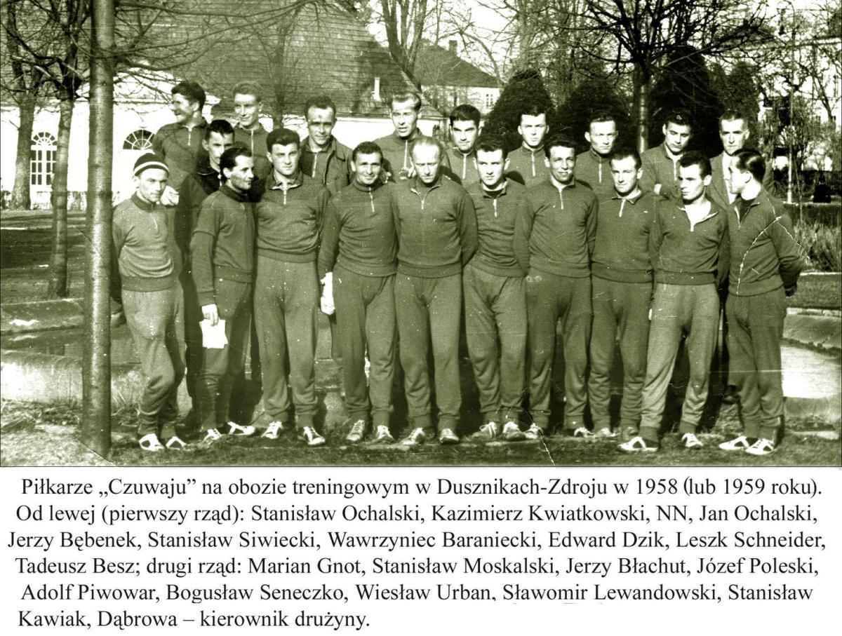 Piłkarze Czuwaju na obozie treningowym w Dusznikach-Zdroju w 1958 (lub 1959) roku. Od lewej (pierwszy rząd): Stanisław Ochalski, Kazimierz Kwiatkowski, NN, Jan Ochalski, Jerzy Bębenek, Stanisław Siwiecki, Wawrzyniec Baraniecki, Edward Dzik, Leszek Schneider, Tadeusz Besz. Drugi rząd: Marian Gnot, St