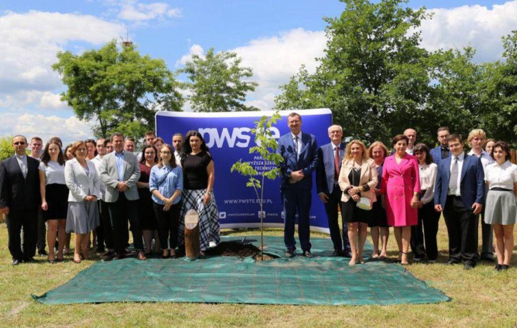 W kulturze słowiańskiej słowo lipati oznaczało łączyć- tłumaczył rektor PWSTE, inicjator całej akcji, Krzysztof Rejman.<br/>fot.powiatjaroslawski.pl