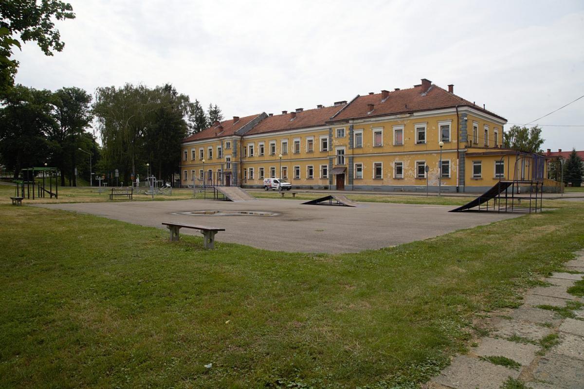 Tak obecnie wygląda przestrzeń, na której powstanie profesjonalny skate park. <br/>fot.www.radymno.pl