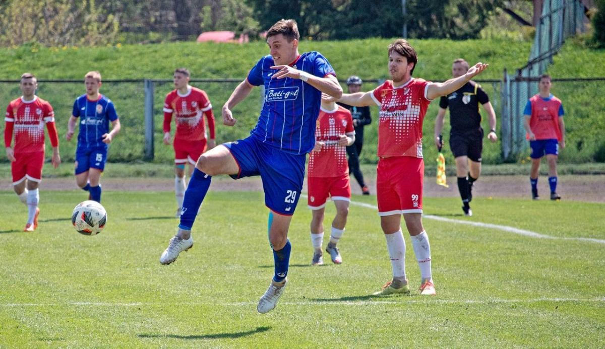 W rundzie wiosennej poprzedniego sezonu Polonia Przemyśl (niebieskie stroje) pokonała u siebie KS Wiązownica 2:0. Obecnie ci drudzy zbroją się przed rywalizacją w III lidze, ci pierwsi nie wiadomo czy w ogóle przystąpią do gry w IV lidze podkarpackiej.<br/>fot.Grzegorz Gajdzik