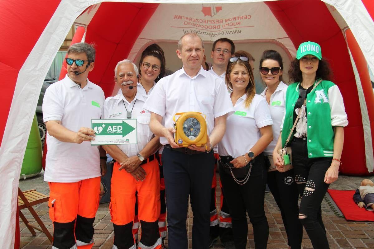 Zewnętrzny, automatyczny defibrylator AED to urządzenie, które dostarczaja impuls elektryczny w ciało poszkodowanego podczas nagłego zatrzymania krążenia. Dostarczony przez nie impuls prądu ma przywrócić prawidłową akcję serca. Szybkie użycie AED aż w 70% jest skuteczne, dlatego tak ważne jest, by b