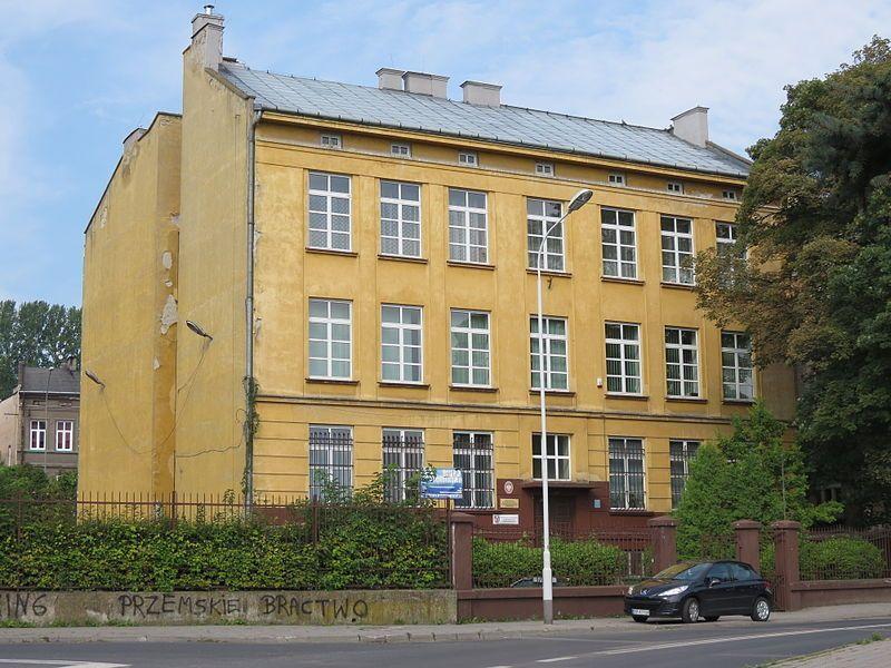 Miasto Przemyśl otrzymało 2 mln zł na remont budynków nieczynnego od lat byłego Kolegium Nauczycielskiego im. A. Fredry, a potem Centrum Kształcenia Zawodowego i Ustawicznego nr 1 przy ul. Łukasińskiego.<br/>fot.www.wikipedia.pl