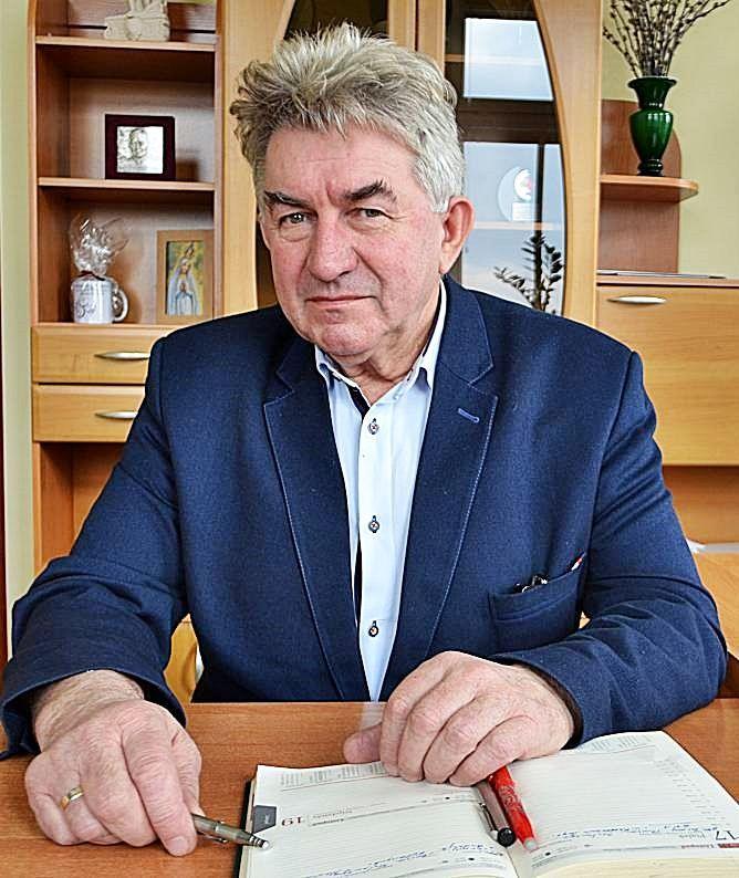 Zaskakiwać i to bardzo może oświadczenie majątkowe bezpartyjnego Wacława Szkoły, burmistrza miasta i gminy Pruchnika. Wynika z niego, że W. Szkoła jest... „bezdomny”. Nie posiada ani domu, ani mieszkania, ani gospodarstwa rolnego, ani innych nieruchomości. Tą „bezdomność” traktować oczywiście należy