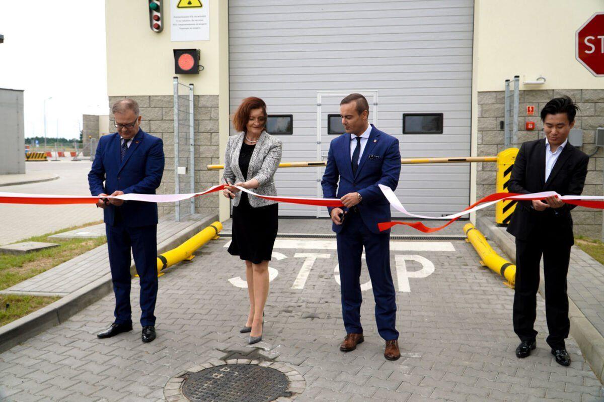 Skaner umożliwia kontrolę samochodów osobowych i ciężarowych, busów, autokarów, ładunków cargo. Urządzenie jest wyposażone w wysokoenergetyczny akcelerator. W oddaniu urządzenia do użytku wziął udział m.in. sekretarz stanu, szef Krajowej Administracji Skarbowej Bartosz Zbaraszczuk (drugi z prawej).<