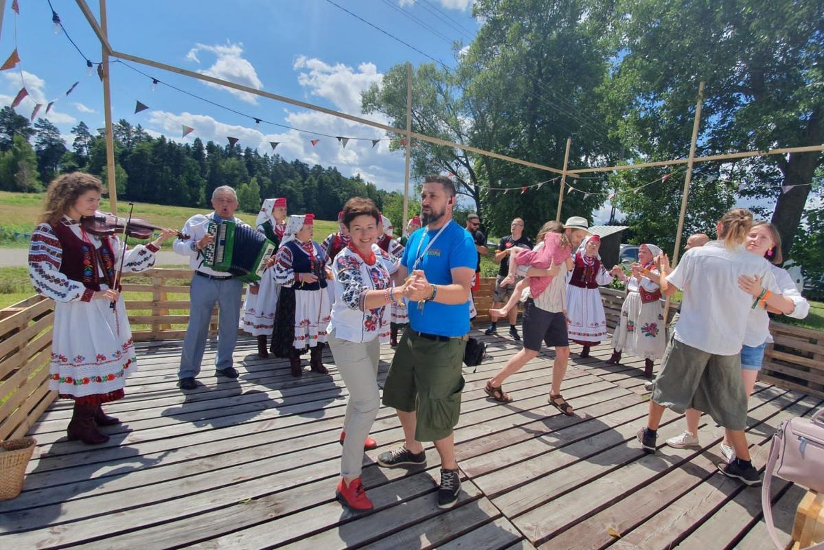  – U korzeni Folkowiska leżą miłość i dobro i do tego się odnosimy – mówi inicjator festiwalu Marcin Piotrowski. Tu podczas potańcówki z zespołem ludowym z Jaworowa.