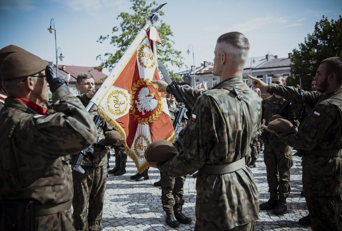 Rotę przysięgi wojskowej na lubaczowskim Rynku wypowiedziało 130 ochotników, którzy ukończyli szkolenie podstawowe.<br/>fot.3. PBOT