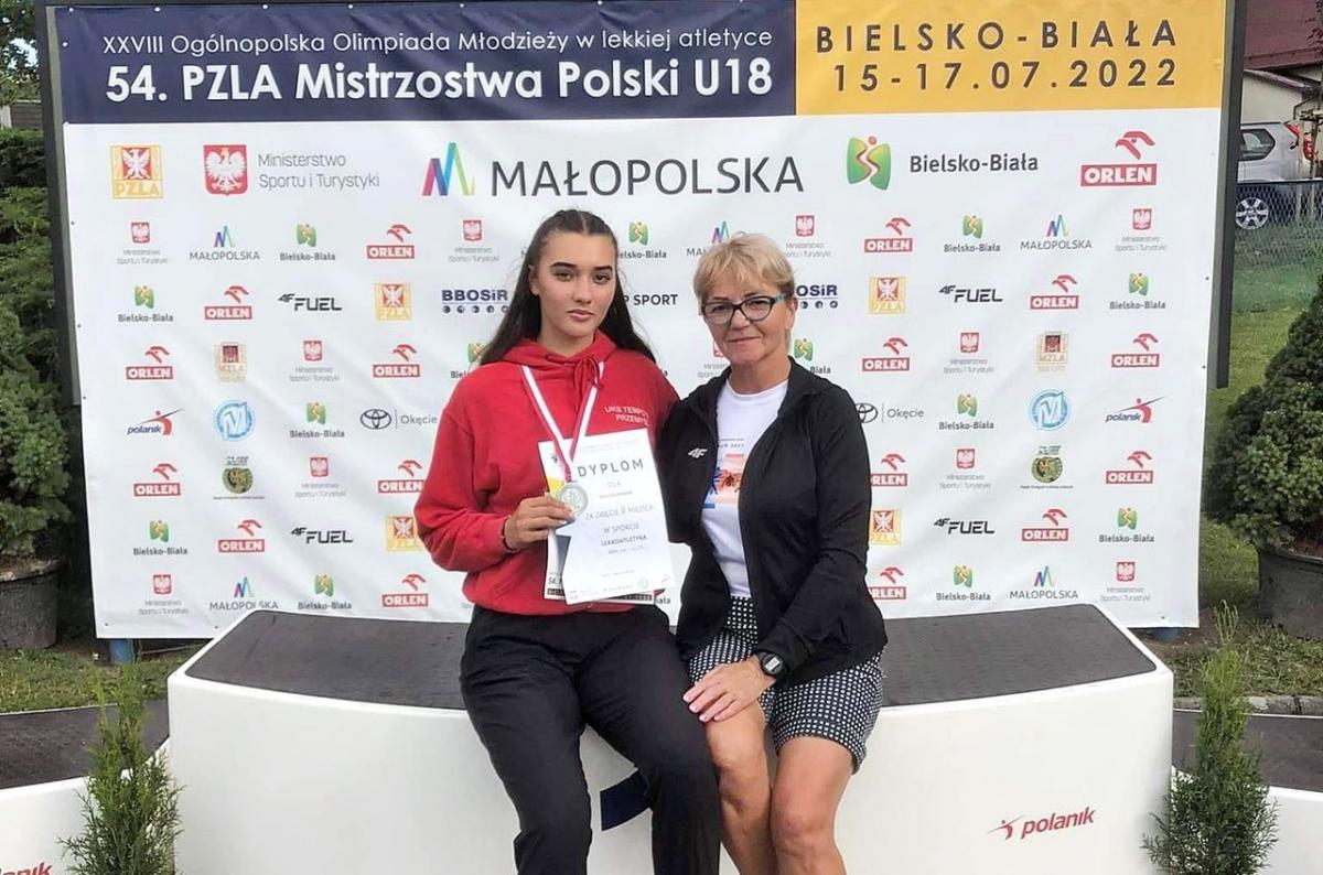 Wicemistrzyni Polski juniorek w biegu na 400 m ppł Julia Szczepanik z trenerem Marią Sugier.<br/>fot.ze zbiorów własnych