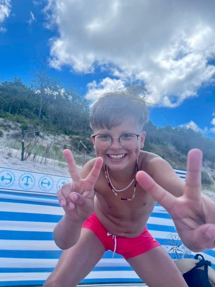 „Antek poprowadził ratowników na miejsce, zarządził korytarz dla nich, aby mogli swobodnie przejść po plaży. Pomyślał nawet o tym, żeby podkopać rów, aby fala nie zalewała uratowanego chłopca leżącego na brzegu. Reszta osób stała sparaliżowana i patrzyła… Wszystko na szczęście skończyło się dobrze. 
