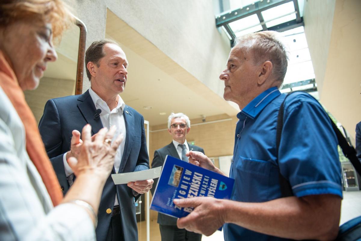 Ambasador USA w Polsce Marek Brzezinski przyjmuje od Józefa Frankiewicza książkę biograficzną o rodzinie Brzezińskich i ich związkach z Przemyślem. 