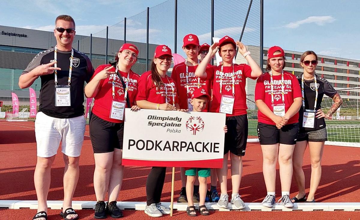 Ekipa UKS „Gladiator” Przemyśl zdobyła w Suchedniowie aż 7 medali w badmintonie. Z lewej trener Tomasz Bandrowicz.<br/>fot.ze zbiorów własnych