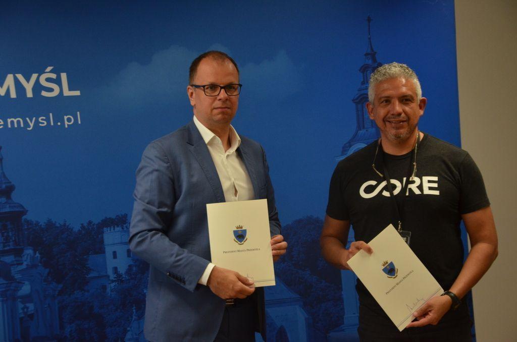 5 lipca br. prezydent W. Bakun podpisał porozumienie, na mocy którego organizacja CORE Response wesprze władze miasta w adaptacji lokali nieistniejącego hotelu w Przemyskim Ośrodku Sportu i Rekreacji przy ul. Mickiewicza.<br/>fot.UM Przemyśl  