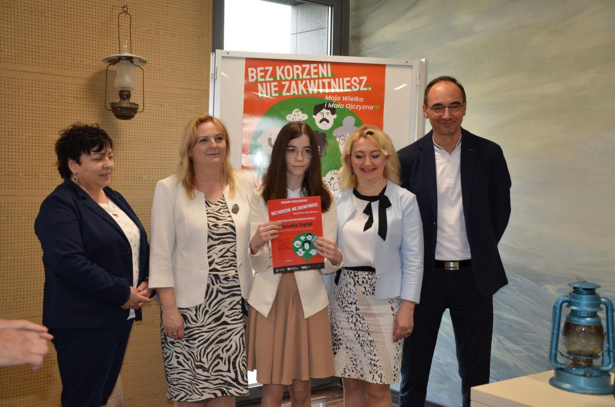 Klaudia Ziętal (w środku) podczas finału wojewódzkiego konkursu.<br/>fot.ze zbiorów własnych