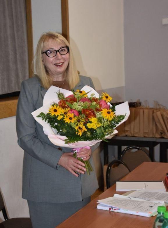 Radni pozytywnie ocenili stan zrealizowanych wydatków i dochodów budżetowych gminy. W uznaniu za ciężką pracę nad gminnym budżetem kwiaty z rąk gospodarza gminy D. Krawca odebrała skarbnik Małgorzata Wilk.<br/>fot.UG Przeworsk
