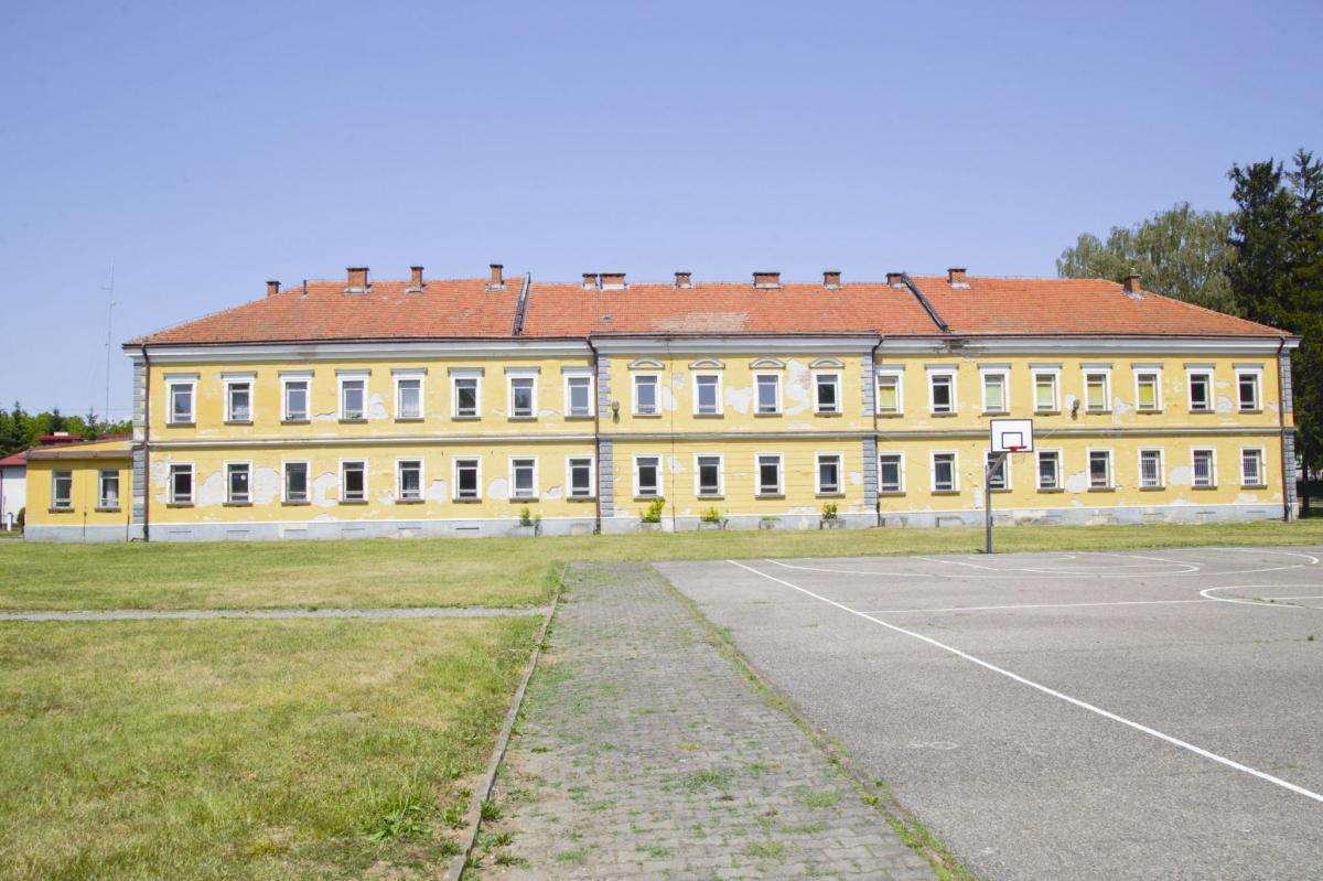 Plany dotyczące kompleksu koszarowego przy ul. Lwowskiej w Radymnie są dokładnie sprecyzowane. Budynek po remoncie ma spełniać wszelkie niezbędne wymagania w zakresie prowadzenia zajęć edukacyjnych. 


<br/>fot.UM Radymno