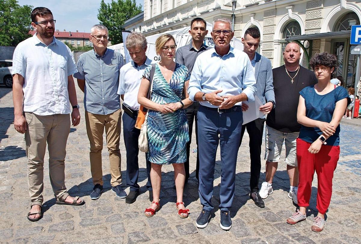 Konferencja prasowa odbyła się tuż przy wejściu na Dworzec Główny PKP w Przemyślu.<br/>fot.Mariusz Godos