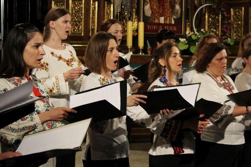 Szczególnie mocno w murach archikatedry wybrzmiała „Melodia” współczesnego ukraińskiego kompozytora Mirosława Skoryka – niezwykle popularna w ostatnim czasie jako hołd dla ofiar wojny.


<br/>fot.K. Juźwińska