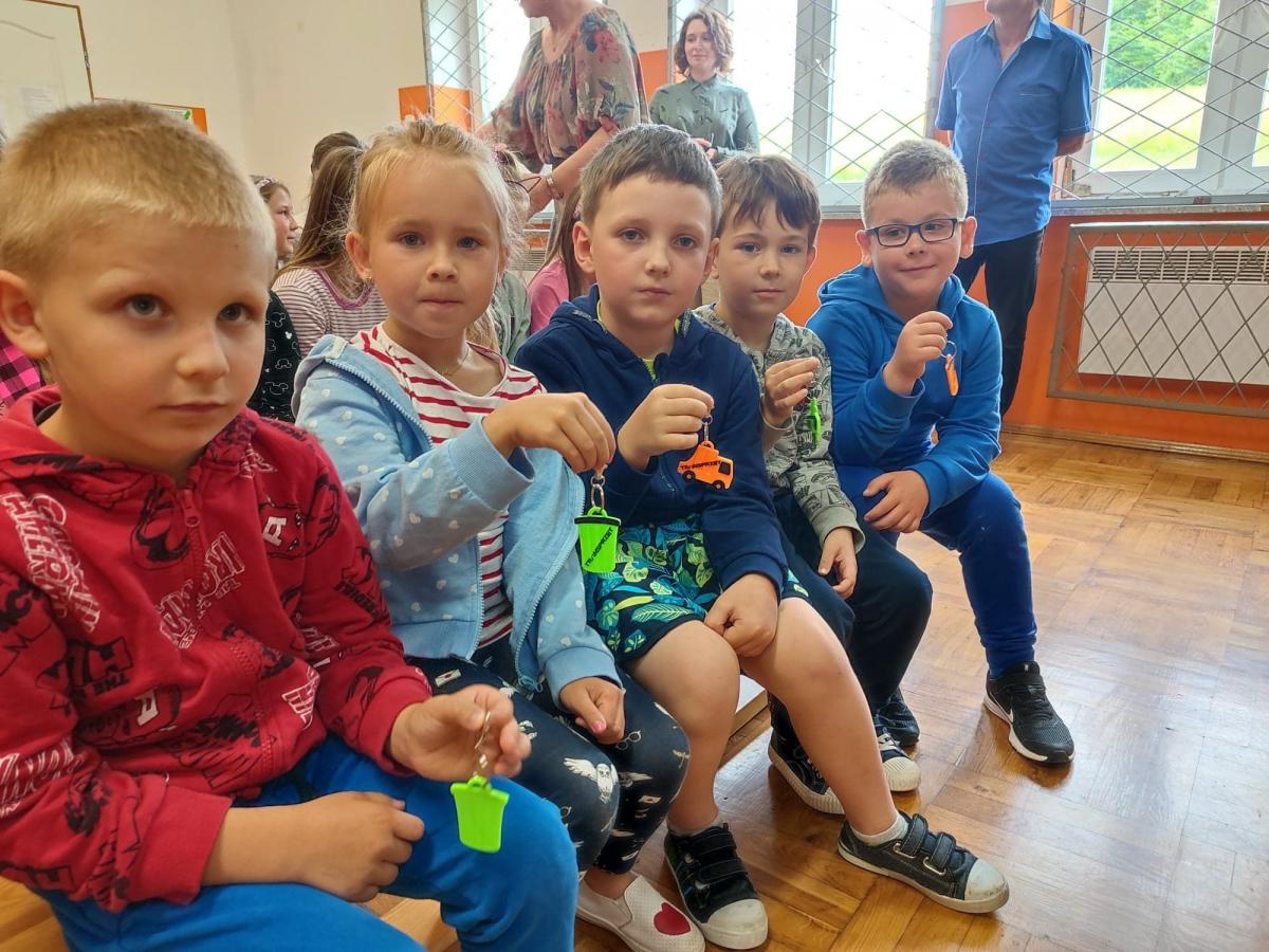 W ramach podsumowania akcji „Sprzątamy Gminę Bircza” odbyły się spotkania z dziećmi i młodzieżą ze szkół z terenu gminy, które włączyły się w porządki. Ich trud nagrodzono, wręczając plecaki ufundowane przez Nadleśnictwo Bircza i gadżety od partnera akcji.<br/>fot.GOKSiT Bircza