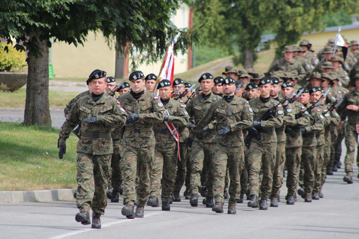 Żołnierzy wyjeżdżających na misję pożegnali ich dowódcy, przedstawiciele samorządu, sympatycy oraz rodziny. <br/>fot.Monika Rusinek