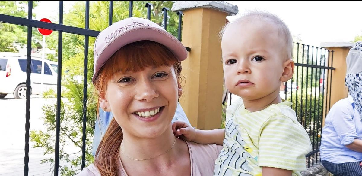 – Chorowałam na złośliwy nowotwór tarczycy z przerzutami – dodaje Joanna. Na szyi wyraźna blizna po operacyjnym cięciu. – Gorąco wierzę, że zostałam uzdrowiona.<br/>fot.Artur Wilgucki