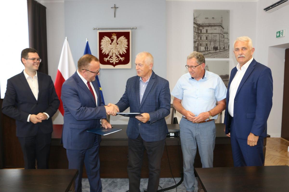 Podpisanie umowy na przebudowę dróg odbyło się w Starostwie Powiatowym w Jarosławiu. Poza starostą Stanisławem Kłopotem,  przedstawicielem wykonawcy Ryszardem Hadałą, dyrektorem Powiatowego Zarządu Dróg Pawłem Tworkiem i przewodniczącym rady powiatu Marianem Fedorem, obecny był także poseł na sejm R