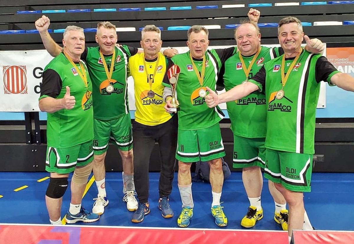 Przemyślanie podczas hiszpańskich Mistrzostw Europy Masters. Od lewej: Piotr Zapiór, Andrzej Batko, Antoni Kulik, Kazimierz Wiśniowski, Marek Cichoński i Artur Dudek.<br/>fot.ze zbiorów własnych