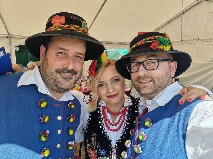 Kolorytu prezentacjom dodawali przystrojeni w lasowiackie stroje prowadzący Święto Pieroga jako konferansjerzy: Jagoda Dzięgielowska (nauczyciel Szkoły Podstawowej w Łętowni), Marek Wasiewicz (przewodniczący Rady Gminy Przemyśl) oraz Sławomir Jakubiec (dyrektor Szkoły Podstawowej w Ujkowicach).<br/>