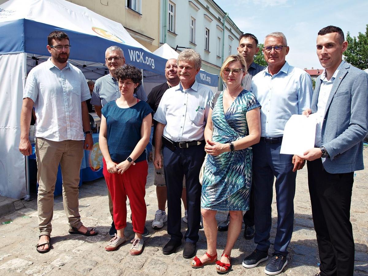 Uczestnicy konferencji prasowej, podczas której przedstawiona została inicjatywa zmiany nazwy części placu Legionów na Zaułek Wolontariuszy. Konferencji, która odbyła się właśnie w miejscu, które niebawem zostanie przemianowane na Zaułek Wolontariuszy...<br/>fot.Mariusz Godos