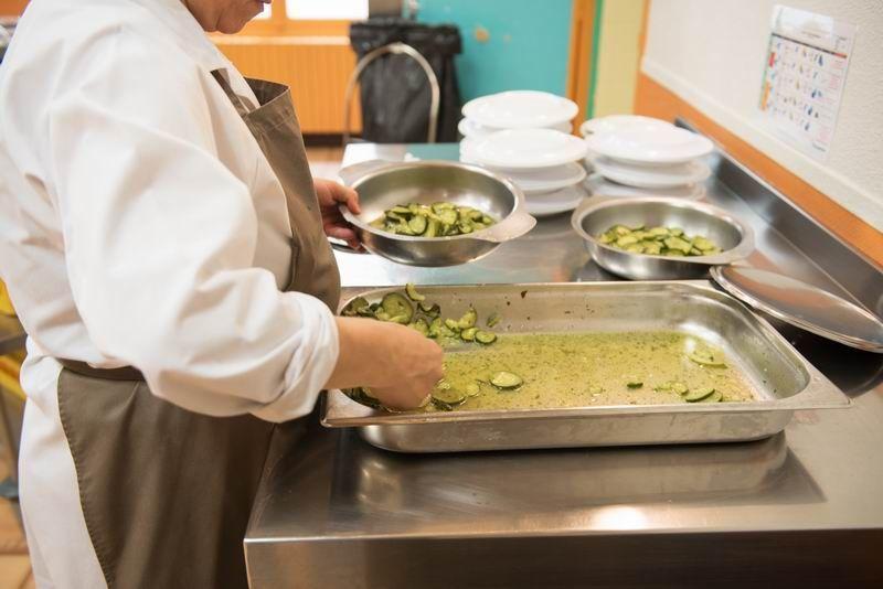 Sanepid kontrolował bary, restauracje, sezonowe punkty gastronomiczne i automaty do lodów. W niektórych przypadkach nie obeszło się bez mandatów.<br/>fot.ze zbiorów własnych