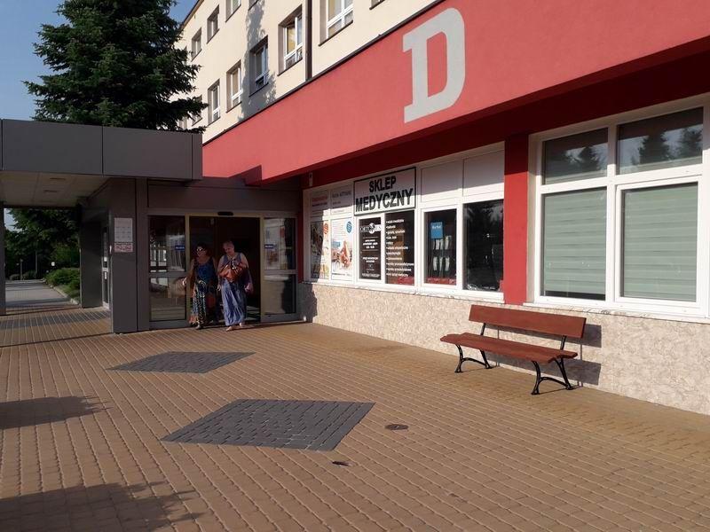 W odpowiedzi na monity mieszkańców przy wejściu głównym do szpitala przy Monte Cassino pojawiła się dodatkowa ławka. Jedyna, jaka do tej pory znajdowała się w pobliżu wejścia głównego do budynku, stoi obok postoju taksówek.<br/>fot.Urszula Gielo