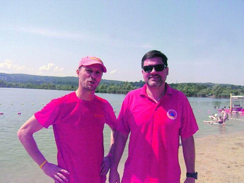 Kiedy my odpoczywamy nad wodą, nad naszym bezpieczeństwem czuwają oni. Ratownicy wodni z Plaży Ostrów Maciej Karwowski i Przemysław Sieńko w swojej pracy widzieli już wiele, a i tak zdarzają im się sytuacje, które potrafią kompletnie zaskoczyć. – Brawura, brak wyobraźni i przeceniani swoich możliwoś