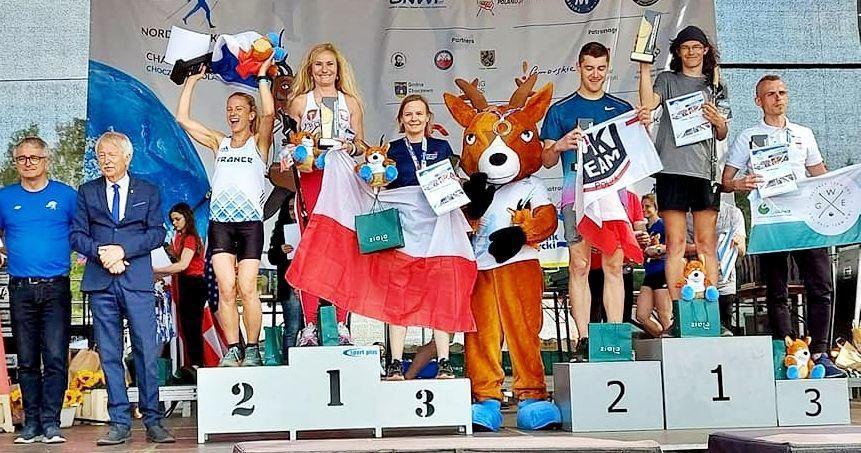 Podia wśród kobiet i mężczyzn. Druga z lewej Małgorzata Kubiszyn.<br/>fot.ze zbiorów własnych