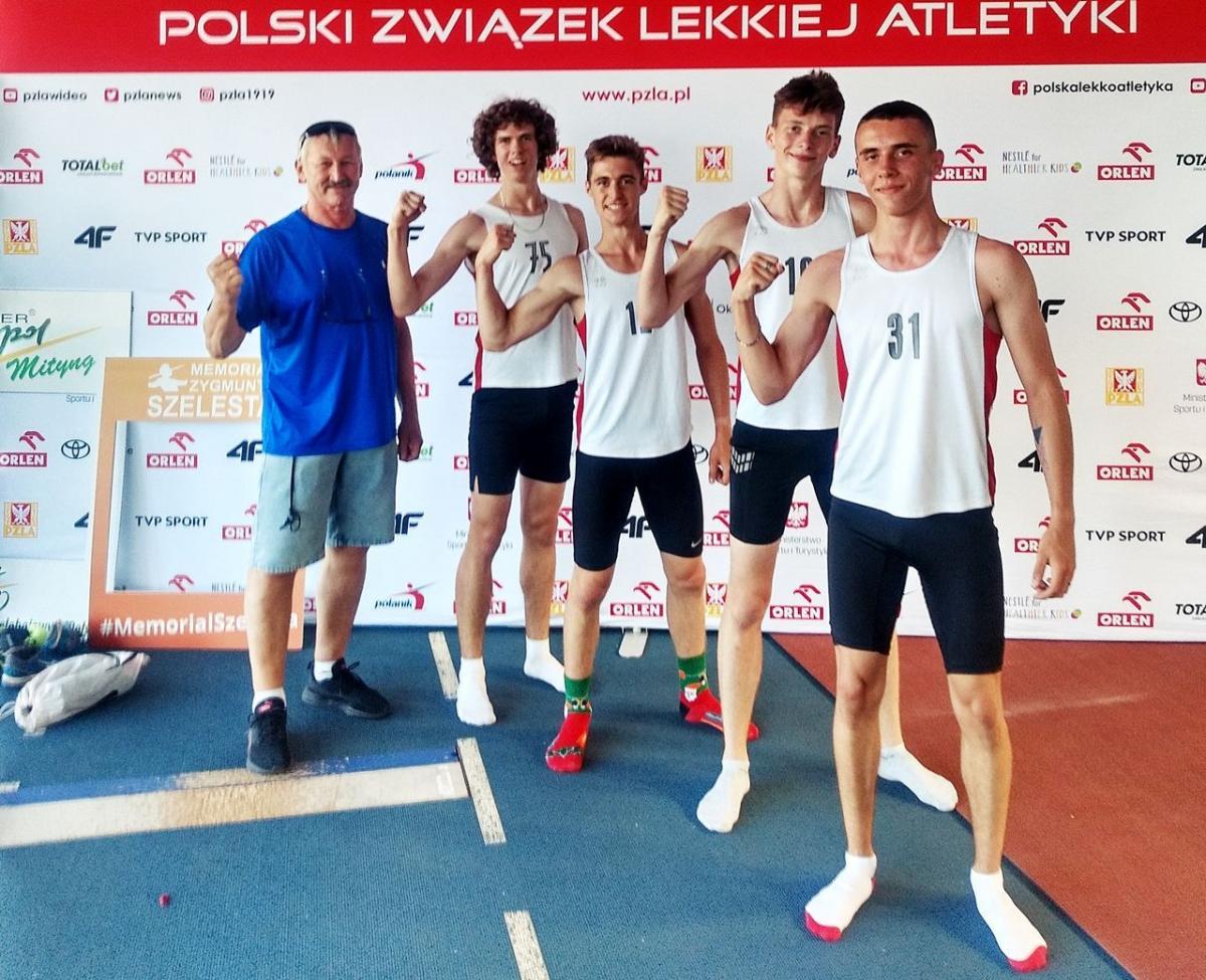 Przemyska sztafeta 4x400 m z trenerem Krzysztofem Sugierem.<br/>fot.ze zbiorów własnych