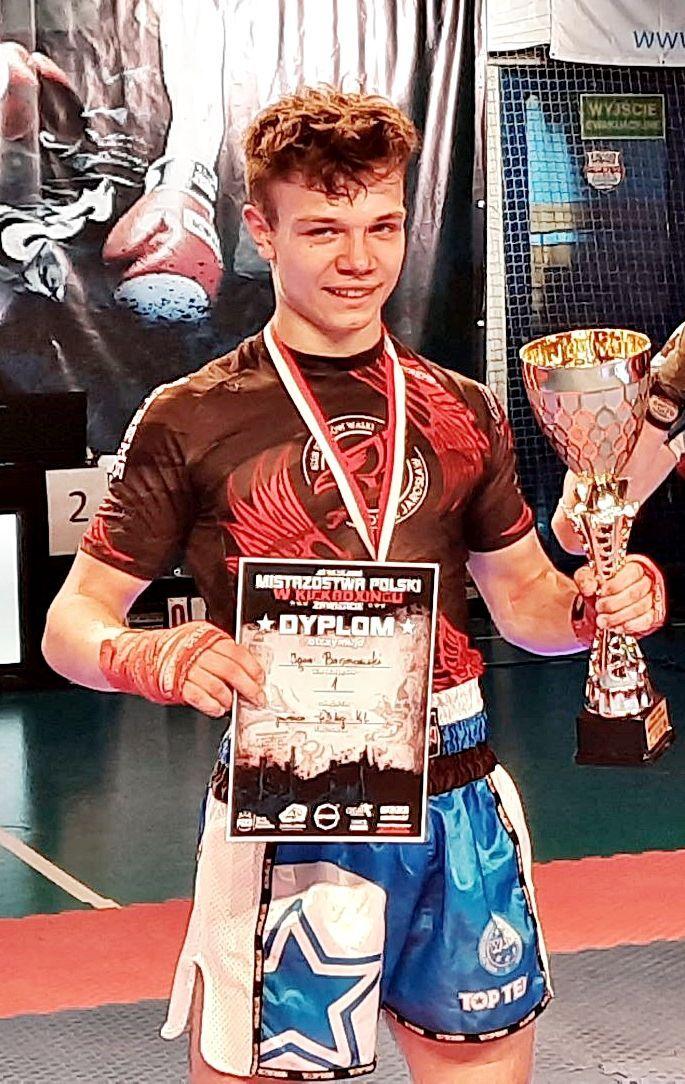 Jarosławianin Igor Bronowski został mistrzem Polski juniorów w kickboxingu w formule kick light.<br/>fot.ze zbiorów własnych