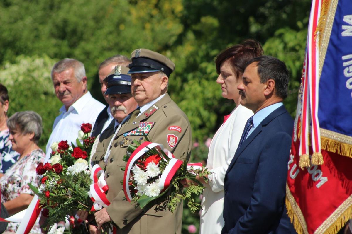 Miejscowy cmentarz parafialny oraz kościół parafialny były miejscami, gdzie wspólnie modlono się za ofiary zbrodni i zapalono znicze na grobie zamordowanych.<br/>fot.UG Lubaczów
