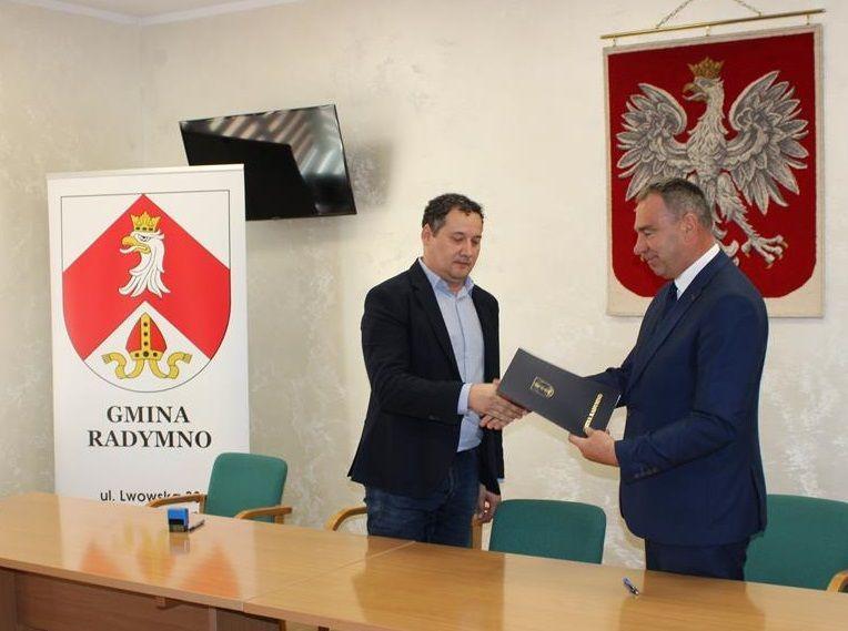 Wójt B. Szylar liczy, że dzięki inwestycjom gmina ma szansę stać się kuźnią talentów sportowych. 27 czerwca podpisał umowy z wykonawcami. 

<br/>fot.UG Radymno