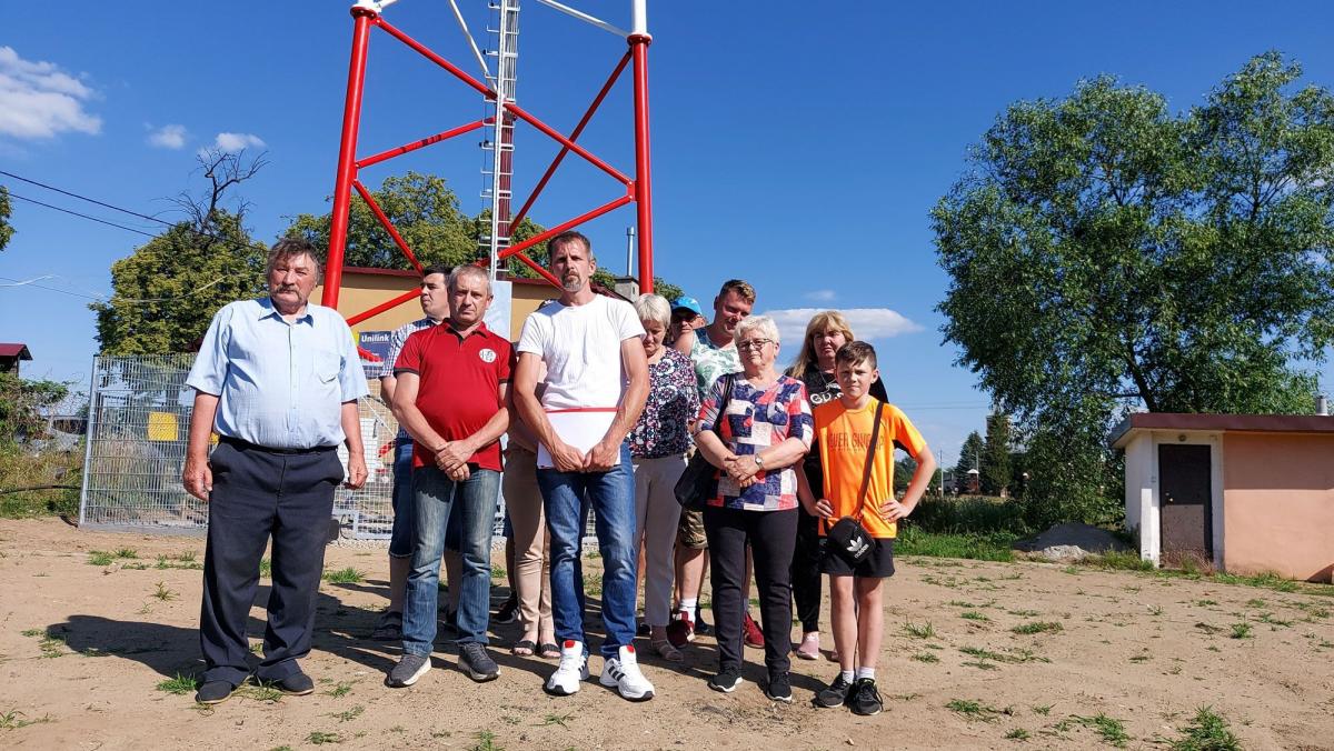  – Mocne nadajniki są zamontowane na parafialnym kościele w Kalnikowie. Sygnał mamy mocny, mamy światłowód. Po co nam maszt? – pytają mieszkańcy. <br/>fot.Artur Wilgucki