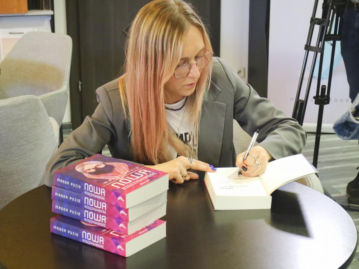 – Moja nowa era – mam na uwadze „Nową Rzeczywistość” – rozpoczęła się dwa lata temu, czyli wtedy, gdy zaczął się czas pandemii. To był mroczny czas, który sprawił, że nasze życie się zmieniło – mówiła na spotkaniu autorskim Magda Puzio.<br/>fot.archiwum autora