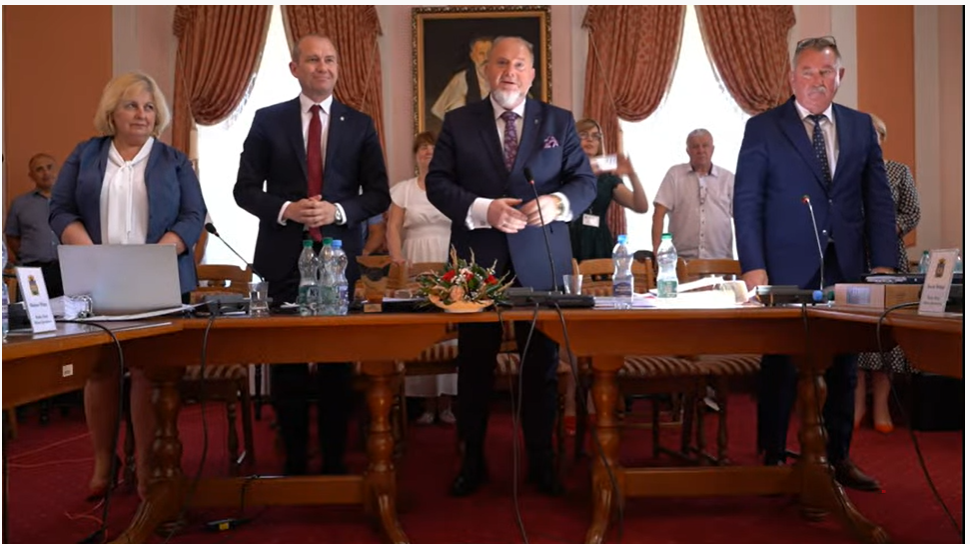 Owacje na stojąco z racji otrzymania wotum zaufania oraz absolutorium.<br/>fot.Twoja TV