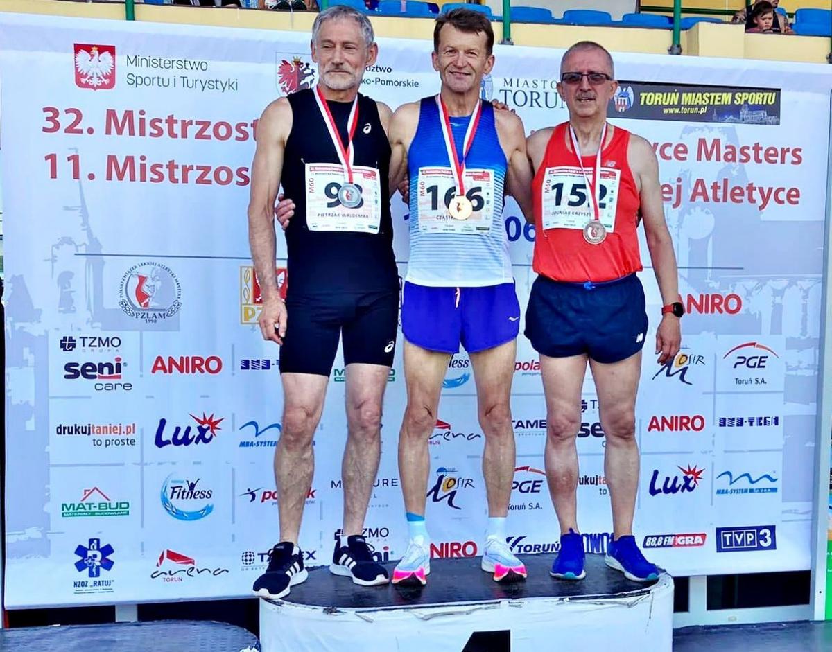 Jan Cząstka (w środku) nie dał rywalom szans tak na 400 m, jak i w biegu na 800 m.<br/>fot.ze zbiorów własnych