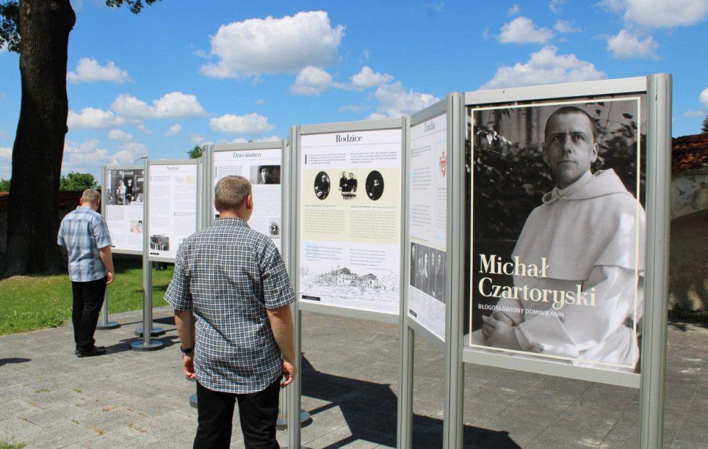 Grafiki informacyjne na temat bł. o. Michała Czartoryskiego zostały ustawione przez bazyliką.<br/>fot.miasto Jarosław