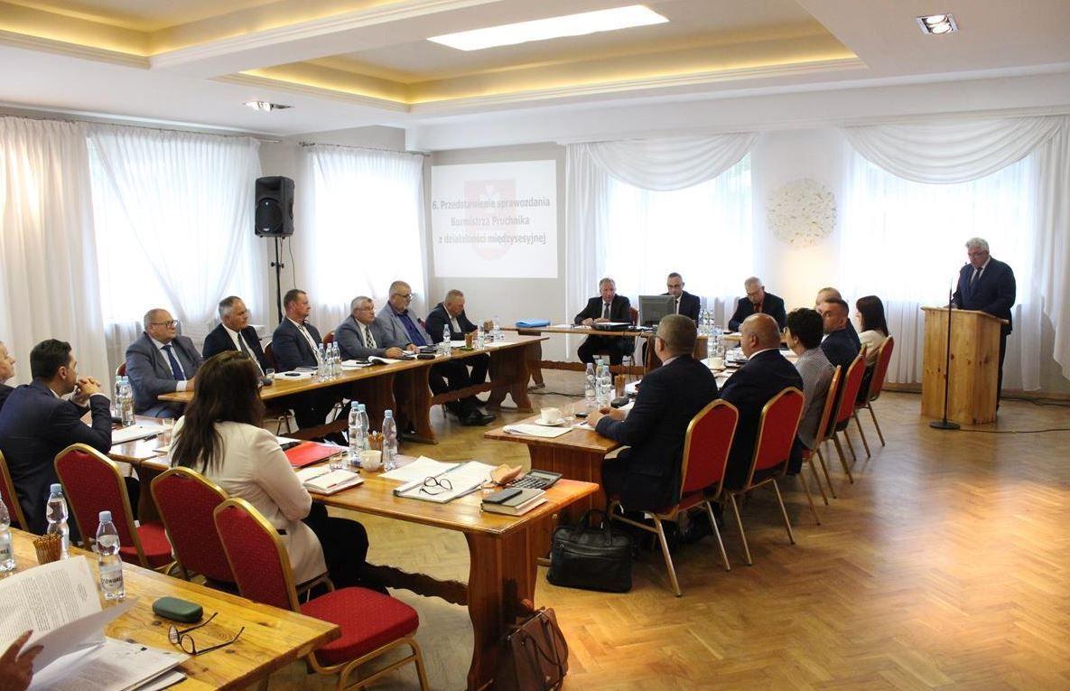 W obradach udział wzięli m.in. burmistrz Pruchnika Wacław Szkoła, z-ca burmistrza Agniejszka Wojdyła, skarbnik Renata Mikłasz, sekretarz Robert Grządziel, kierownik referatu planowania przestrzennego Józef Chmielecki, dyrektor ośrodka pomocy społecznej Marta Wałach, pracownik ds. oświaty Weronika Sz