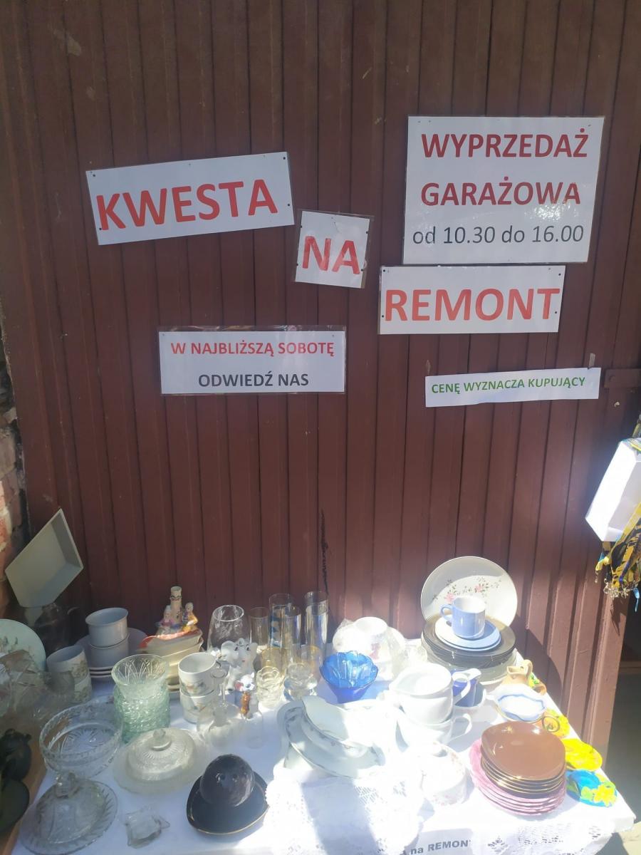 „Kwesta na remont” –- mówi napis na garażu, w którym odbywa się wyprzedaż.<br/>fot.archiwum autora