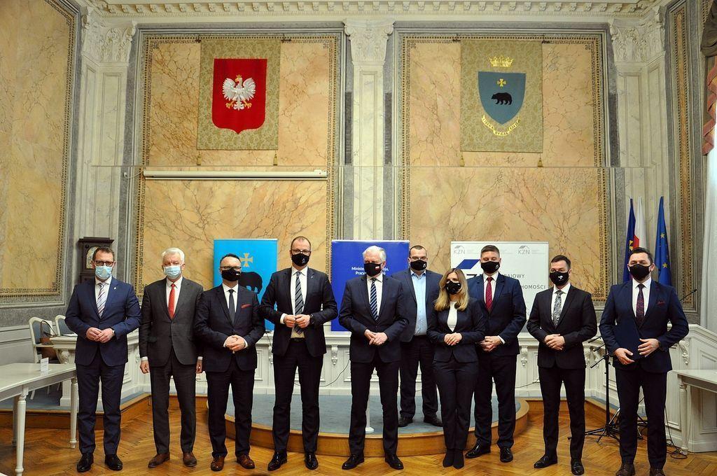 12 marca 2021 r., jeszcze w czasie pandemii i noszenia maseczek, prezes Krajowych Zasobów Nieruchomości Bartłomiej Druziński oraz władze Przemyśla, Sanoka, Mielca, Ustrzyk Dolnych i Medyki ogłosili wspólnie wolę utworzenia społecznej inicjatywy mieszkaniowej (SIM).<br/>fot.UM Przemyśl  