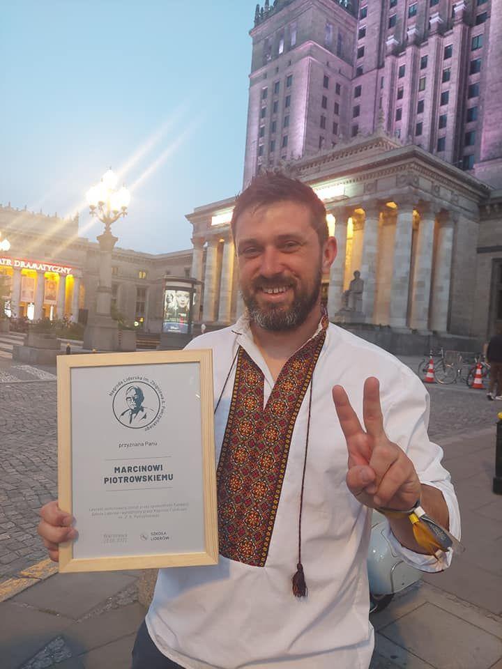 Marcin Piotrowski z nagrodą liderską za działania pomocowe na granicy.<br/>fot.ze zbiorów własnych