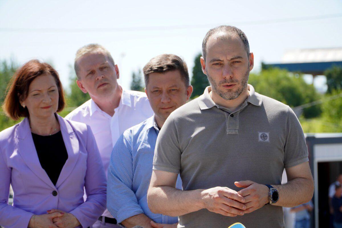 Podczas wizyty w Korczowej i konferencji prasowej szefowi Kancelarii Prezesa Rady Ministrów Michałowi Dworczykowi towarzyszyli: minister infrastruktury Ukrainy Ołeksandr Kubrakow (na pierwszym planie), wiceminister infrastruktury Ukrainy Mustafa Naiiem, wiceminister spraw wewnętrznych i administracj