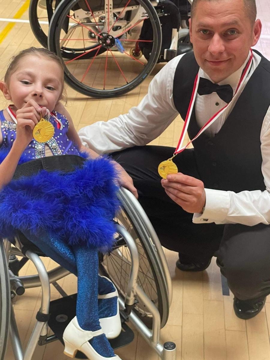 Sara Staszyszyn wraz z instruktorem Szkoły Tańca „Golden Dance” Rafałem Zakielarzem sięgnęła po jeden z czterech swoich medali z najcenniejszego kruszcu.<br/>fot.ze zbiorów własnych
