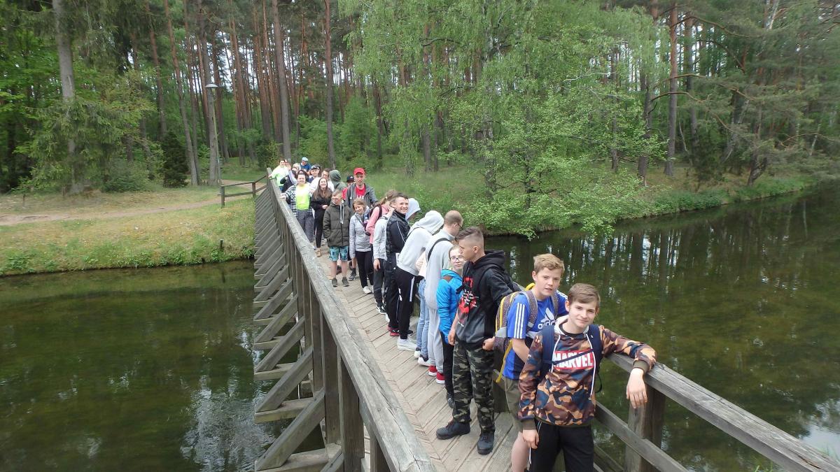 W czasie pobytu w tym pięknym zakątku naszego kraju wychowankowie internatu poznali rezerwat przyrodniczy „Kamienne Kręgi”, który prawdopodobnie wywodzi się z plemienia Gotów.<br/>fot.Starostwo Powiatowe w Jarosławiu