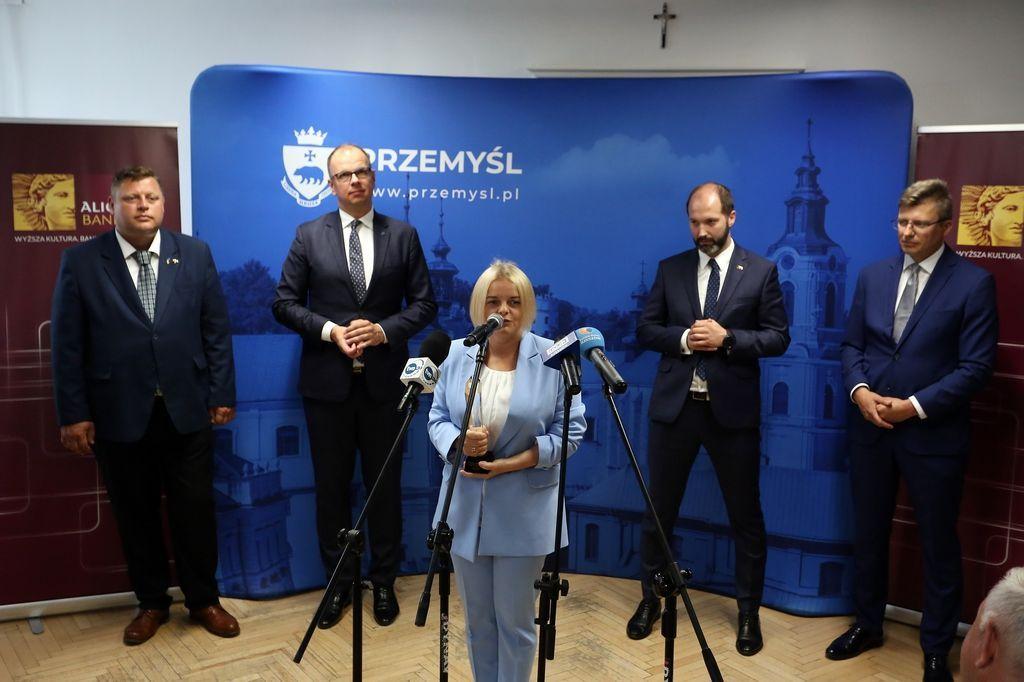 Uroczyste, symboliczne przekazanie dwóch nowoczesnych kardiomonitorów odbyło się w przemyskim magistracie 21 czerwca br.<br/>fot.UM Przemyśl  